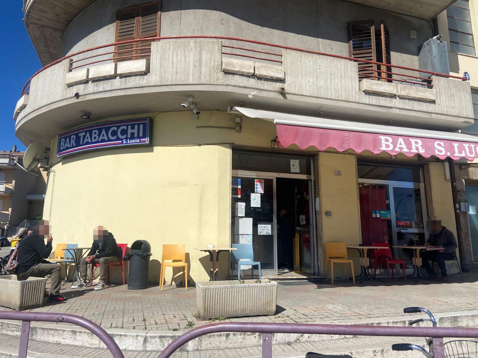 San Benedetto del Tronto – Chiede soldi alla barista e colpisce con una bottiglia di vetro rotta un cliente, arrestato