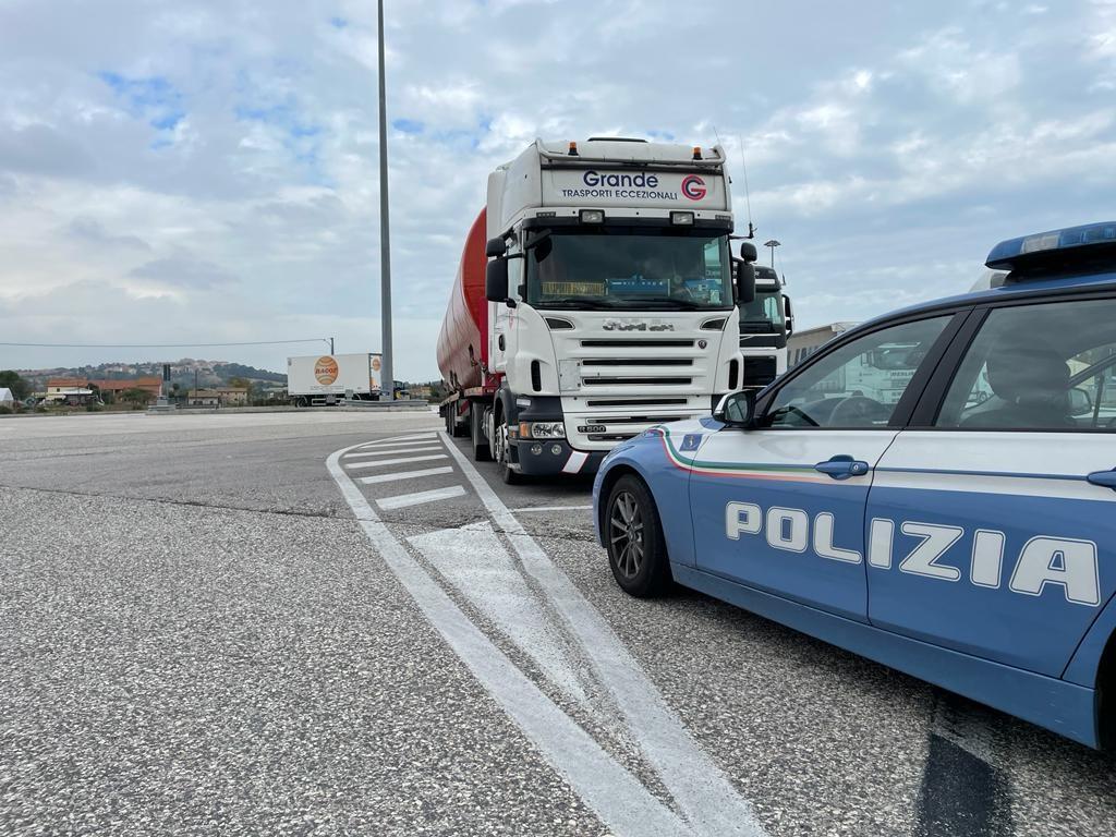 La Polizia sequestra una calamita su un mezzo pesante e trova alterato anche l’adblue