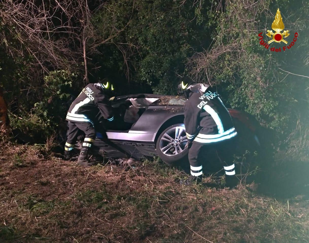 Auto nel fosso, conducente salvato dai vigili del fuoco