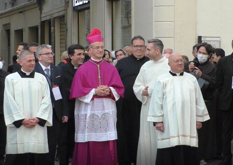 Un bagno di folla ha accolto il nuovo vescovo. “Mi sento già pesarese”