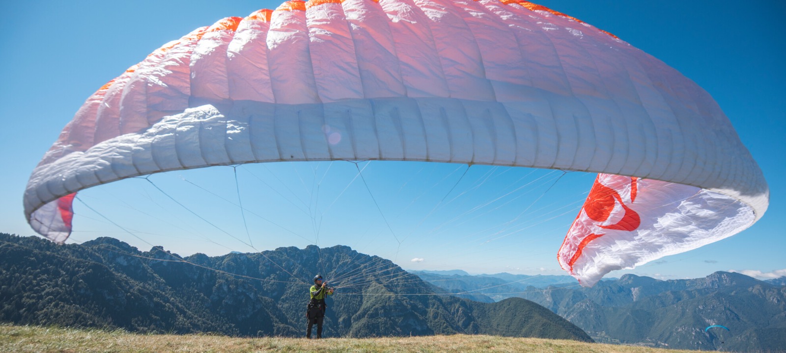 Tragedia all’avio club, muore colpito dall’elica del parapendio