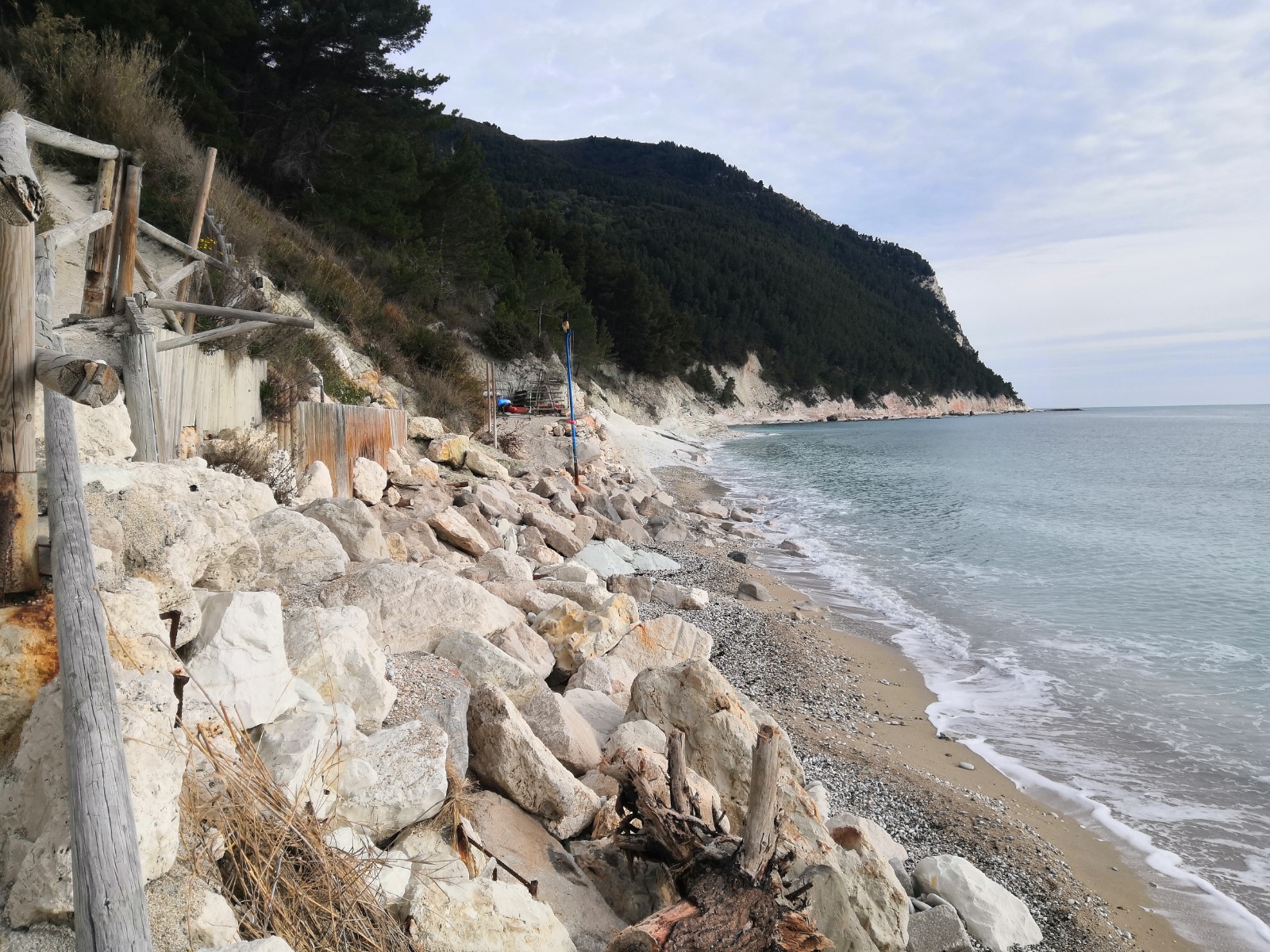 Spiaggia San Michele di Sirolo, ordinanza per la sicurezza di balneari e bar