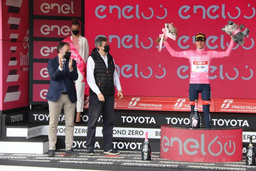 Giro d’Italia, l’australiano Jan Hindley vince la tappa del Blockhous