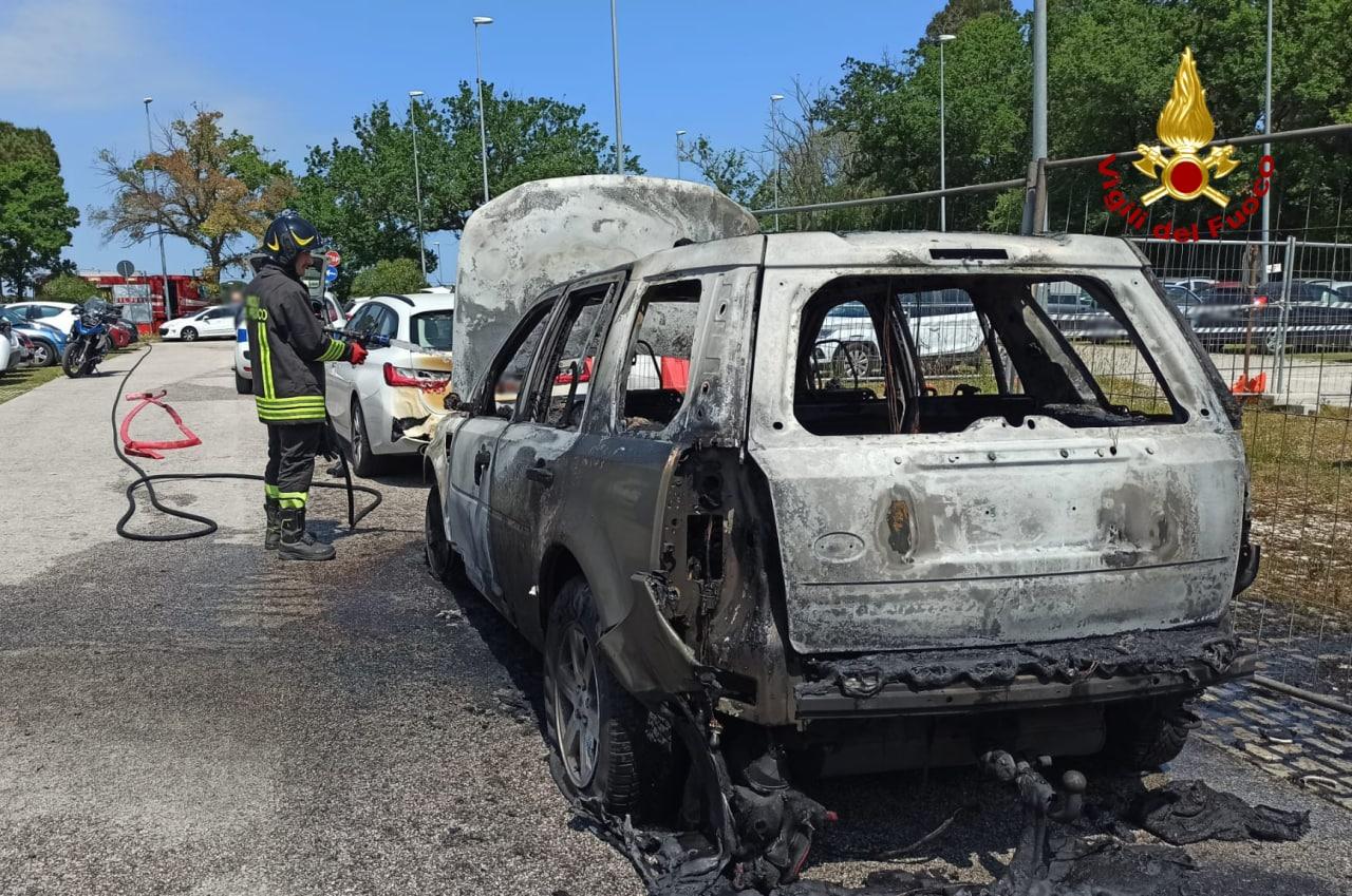 Auto in fiamme all’ospedale regionale