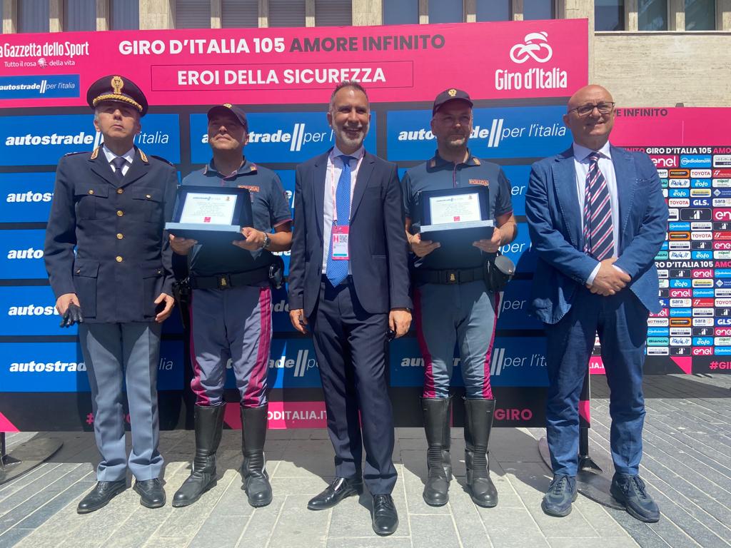 Giro D’Italia, eroi della sicurezza: premiati due agenti della Polstrada e un operatore della direzione del settimo Tronco