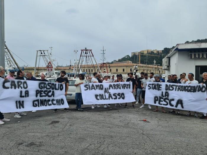 Caro gasolio, la protesta dei pescatori si sposta ad Ancona: “Siamo al collasso”