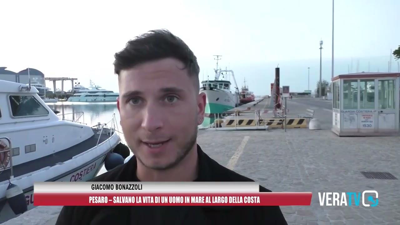 Pesaro – Salvano la vita di uomo in mare al largo della costa