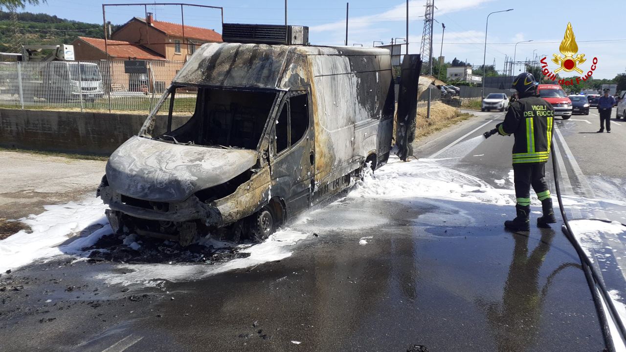 Incendio di un furgone, intervengono i vigili del fuoco