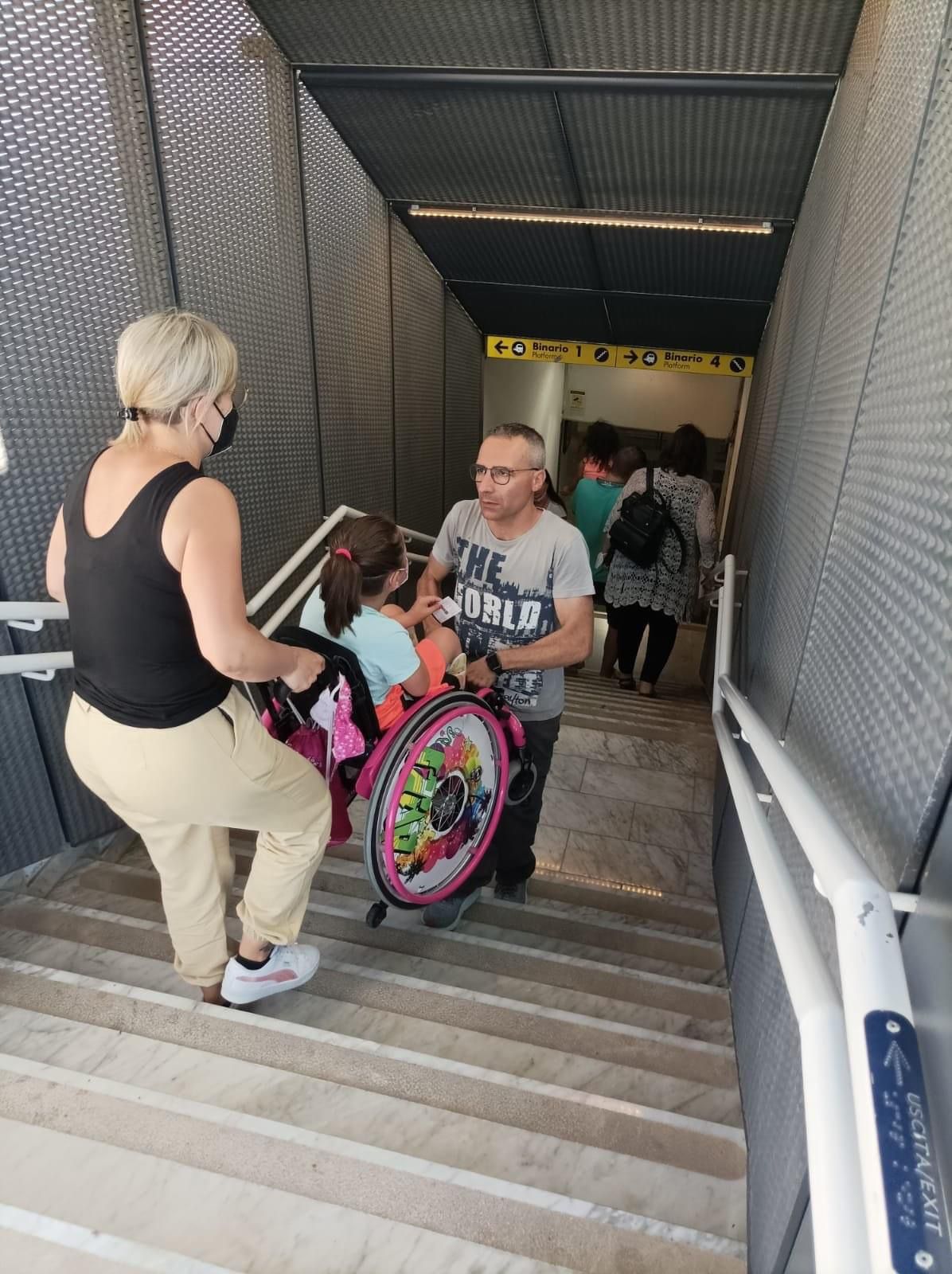 Ascensore rotto alla stazione di Pescara Porta Nuova, bimba in carrozzina trasportata per le scale