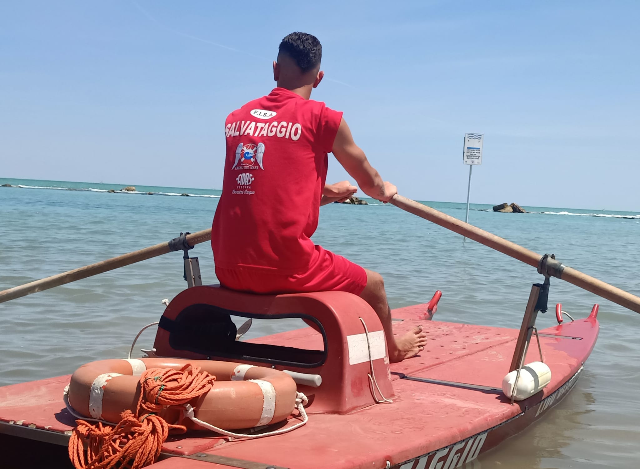 Mare agitato, coppia soccorsa in mare a Pescara