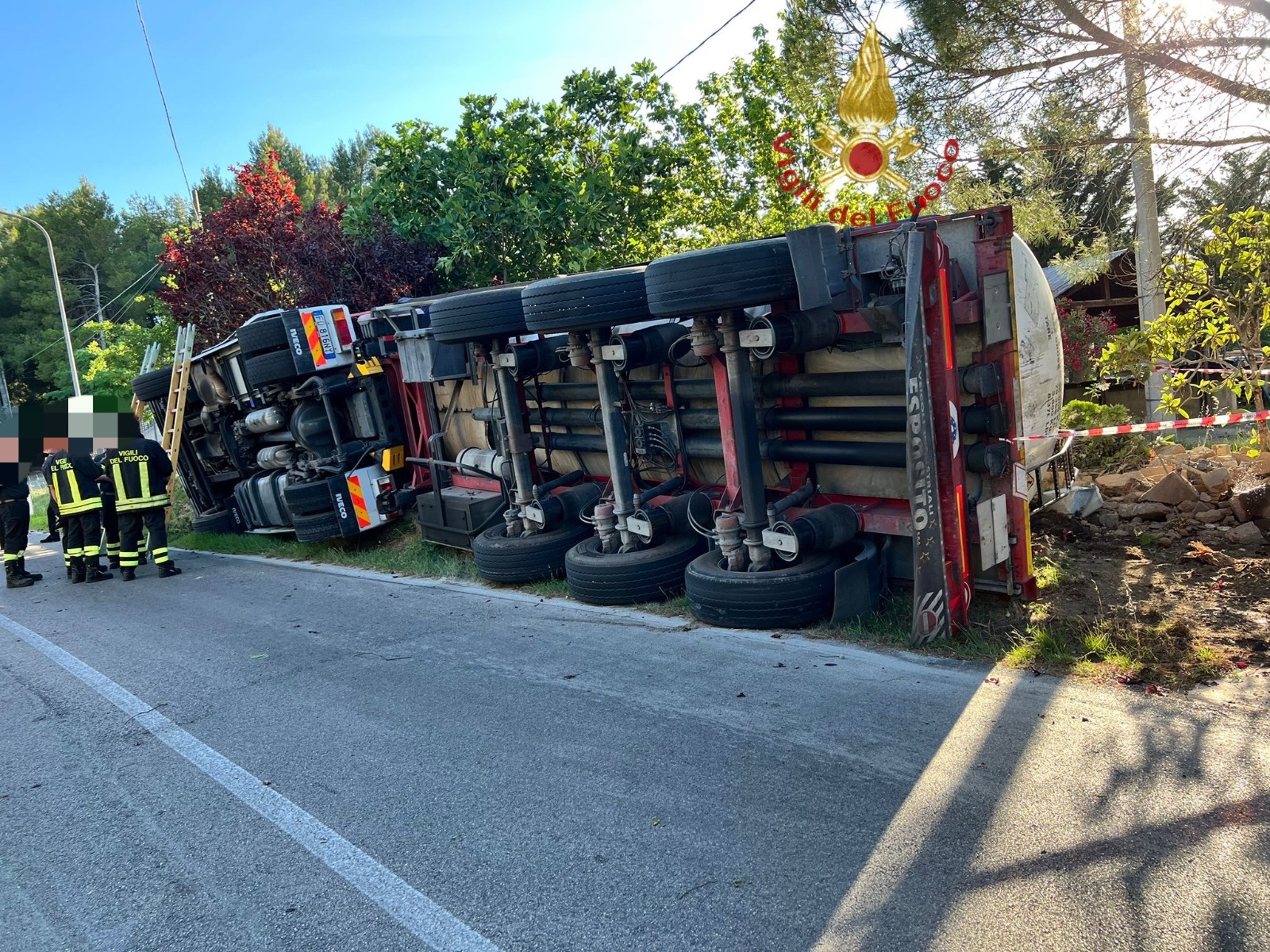 Cisterna si ribalta, autista ferito. Intervengono i Vigili del Fuoco