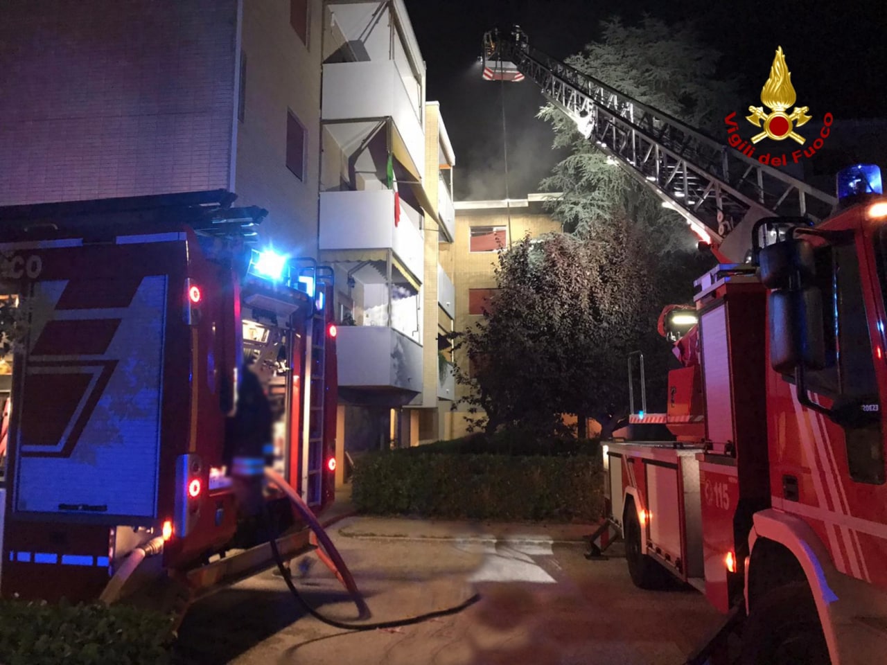 Incendio in un appartamento, non c’era nessuno all’interno. I vigili del fuoco domano le fiamme