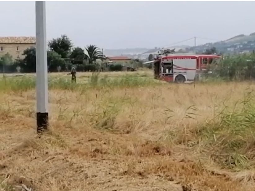 San Benedetto, fiamme in zona Sentina, Vigili del Fuoco al lavoro