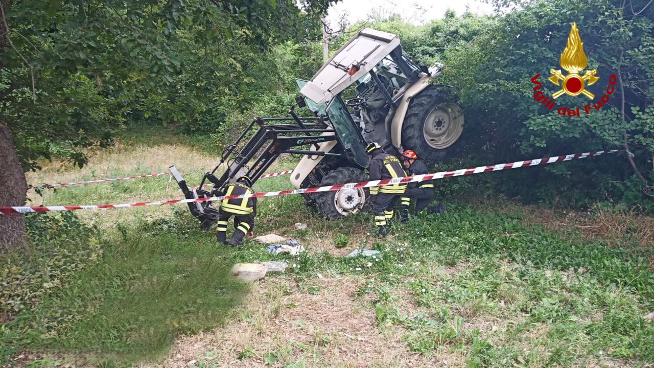 Si ribalta con il trattore, agricoltore soccorso