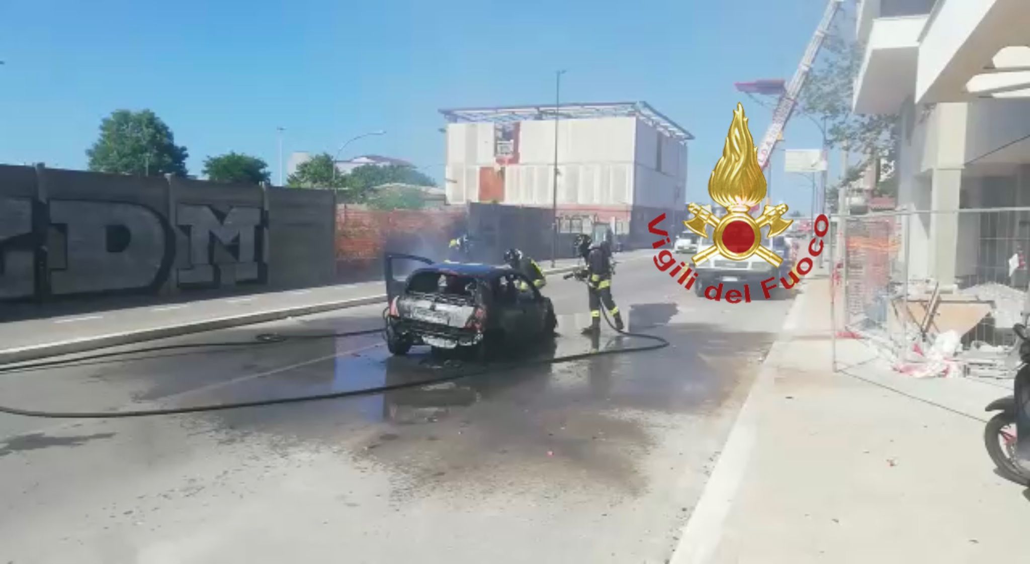 Auto in fiamme, a Pescara. Intervengono i  Vigili del Fuoco