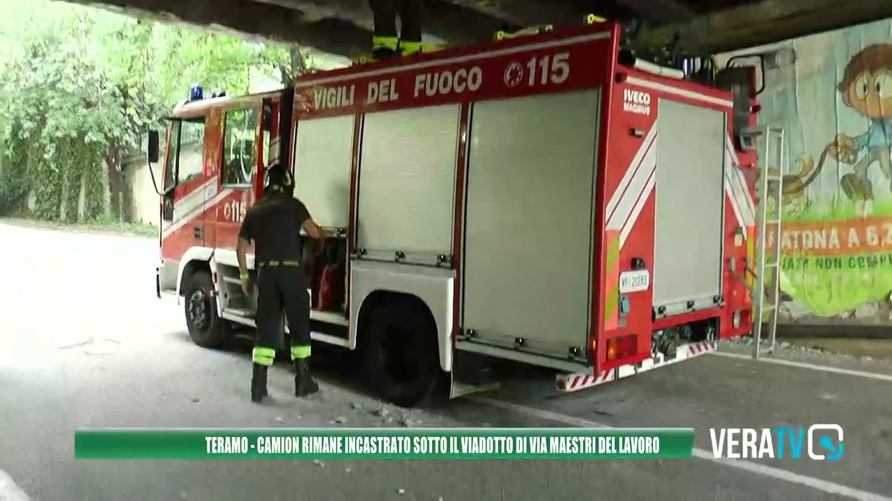 Teramo – Camion rimane incastrato sotto il viadotto di via Maestri del Lavoro