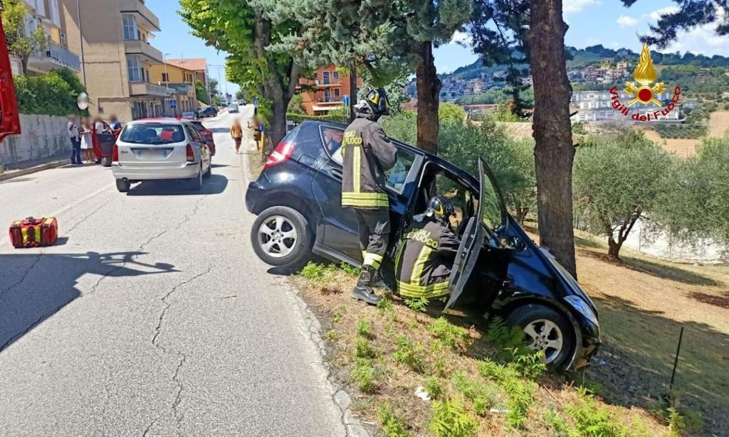Scontro a Fermo, auto finisce fuori strada: conducente perde i sensi