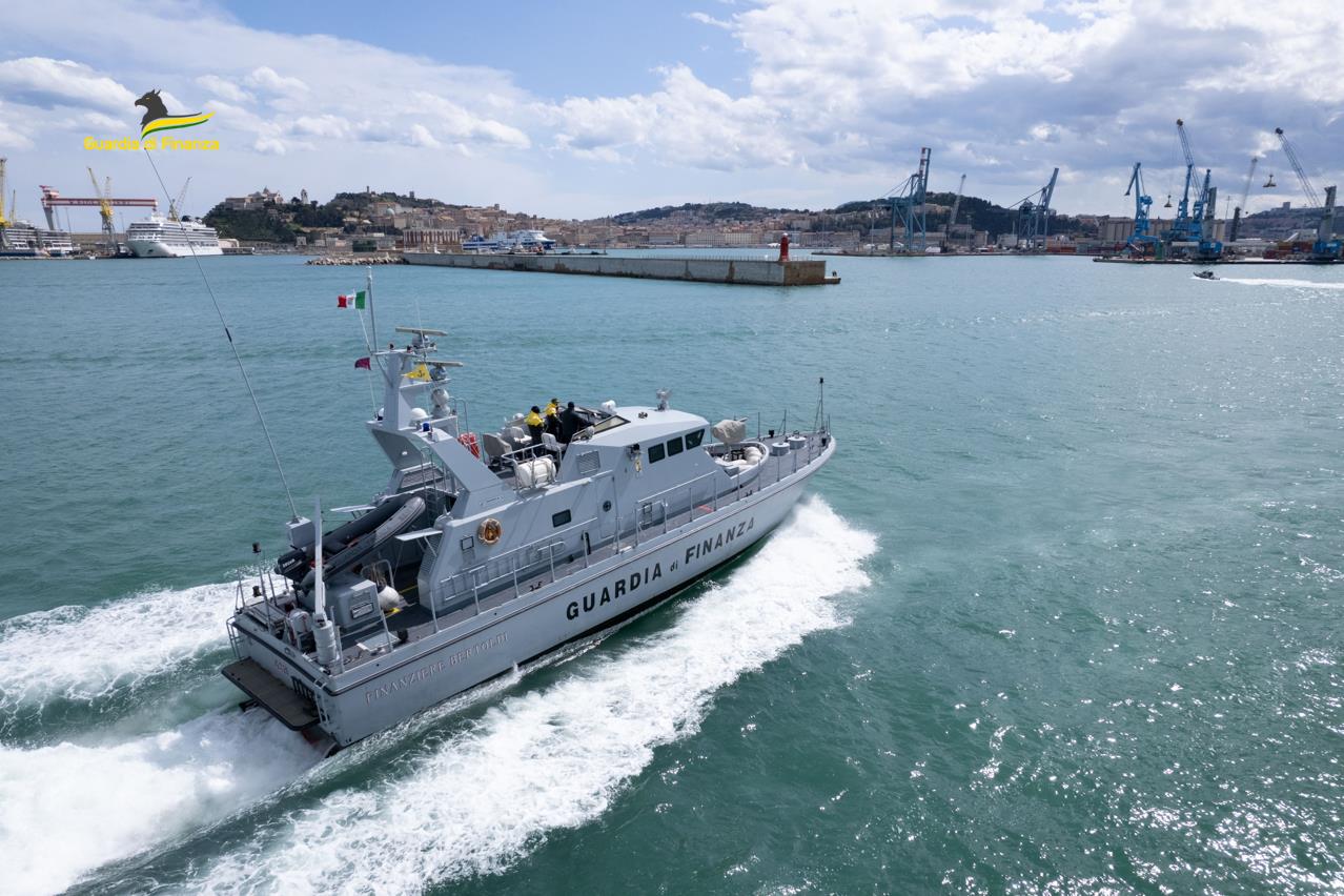 Ancona, pesca irregolare: Guardia di Finanza sequestra ottomila ricci di mare