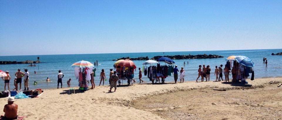 Porto d’Ascoli, abusivismo in spiaggia: commercianti esasperati