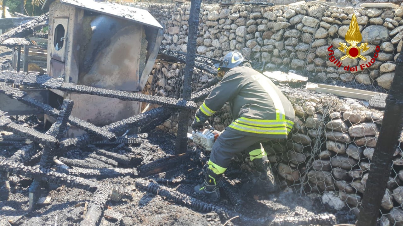 Incendio in una rimessa per attrezzi agricoli