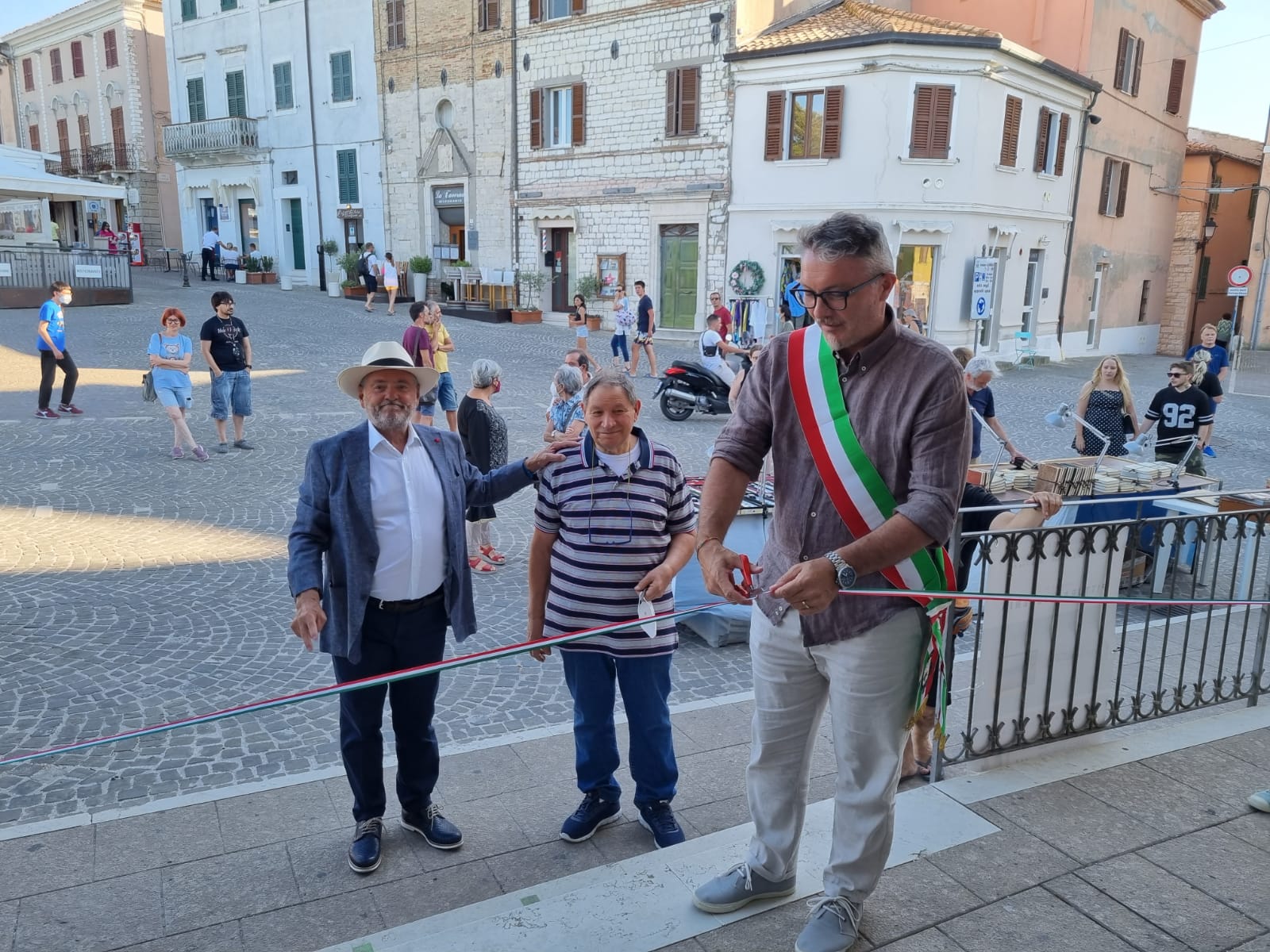 A Sirolo la mostra che coniuga liuteria e pittura