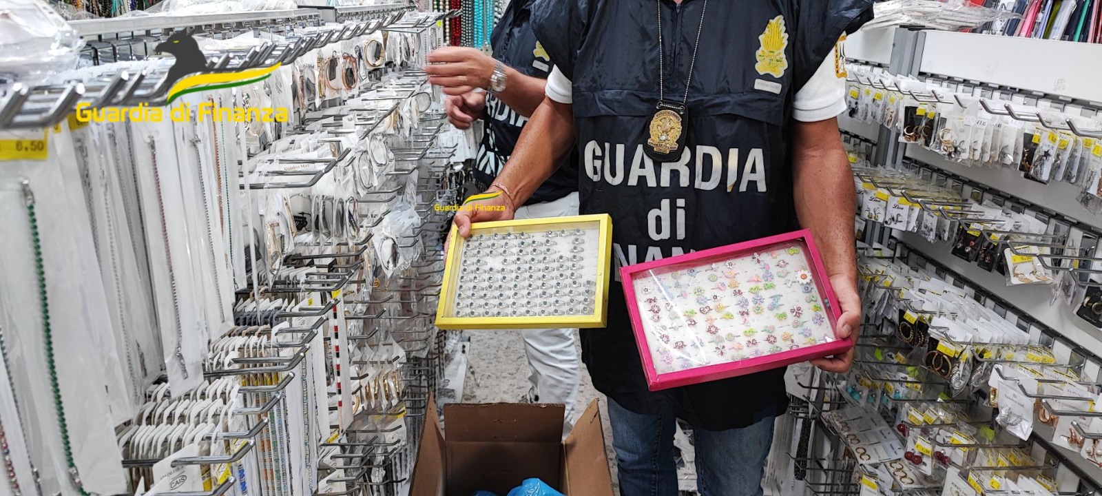 Pescara – “Stop Fake”: finanza sequestra 50mila pezzi di bigiotteria illegale
