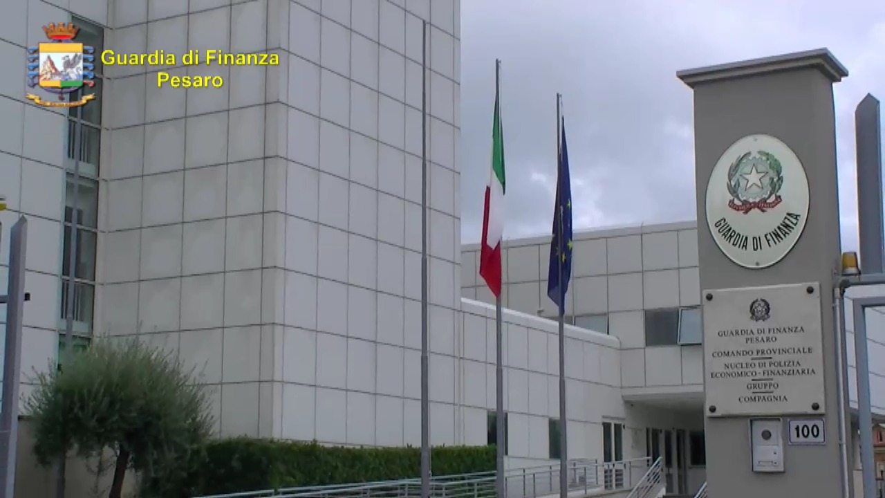 La Guardia di Finanza sequestra oltre 20 mila articoli non sicuri