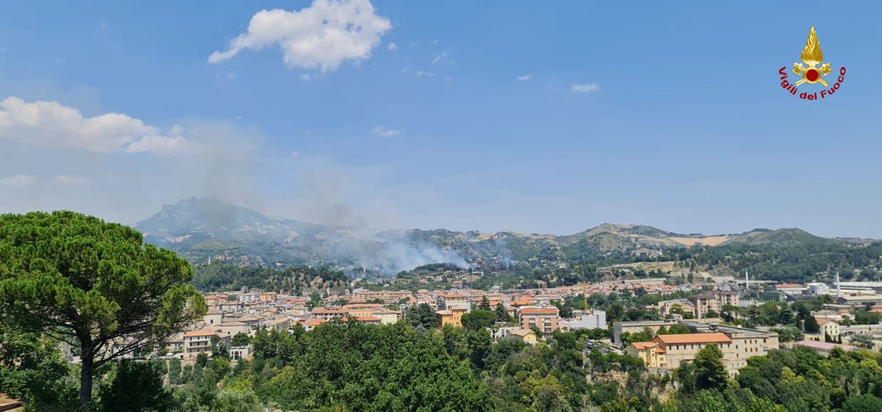 Incendi: domato rogo a Ascoli, ma distrutta una casa