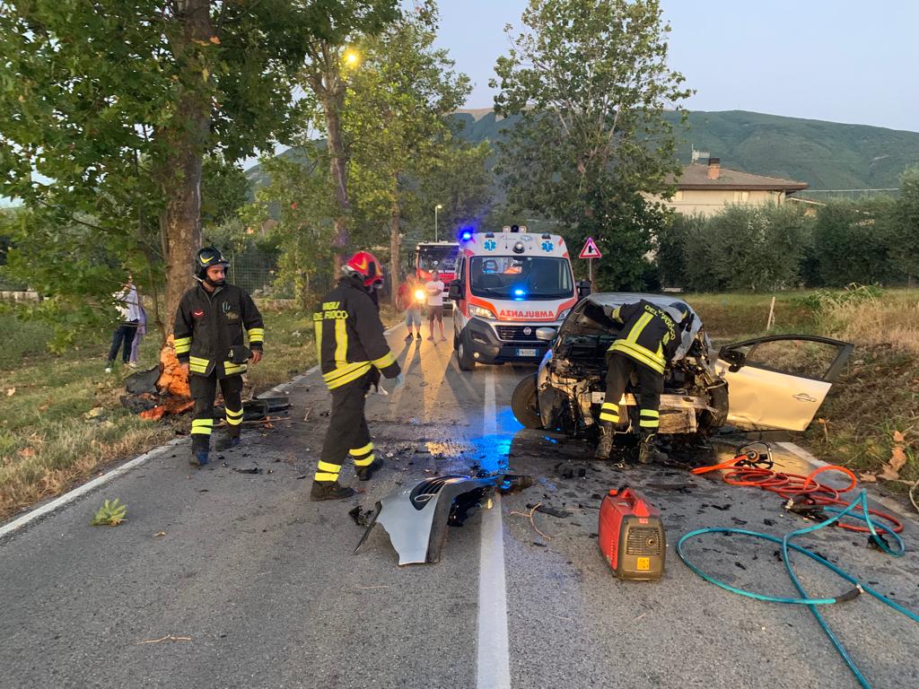 Schianto all’alba contro un albero: due ragazzi in ospedale