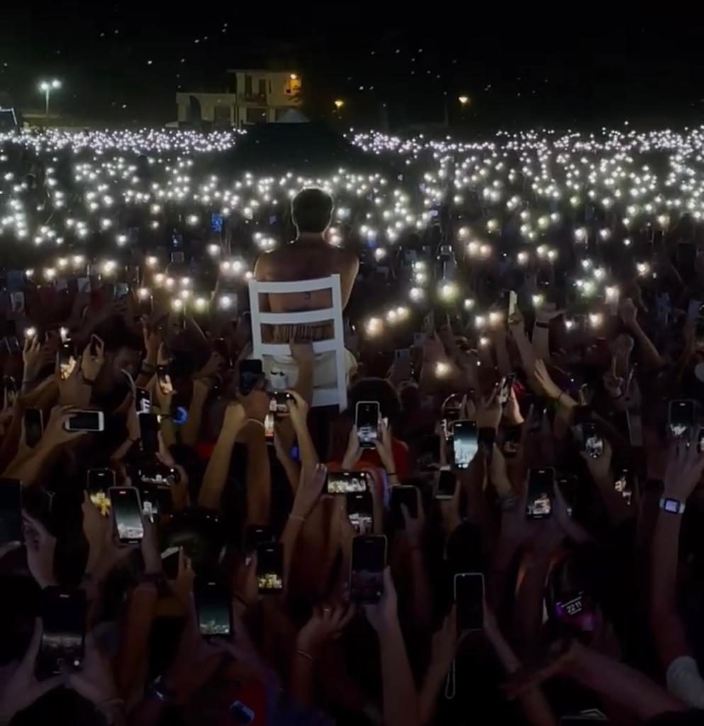 Blanco canta da una sedia sopra 16mila fan