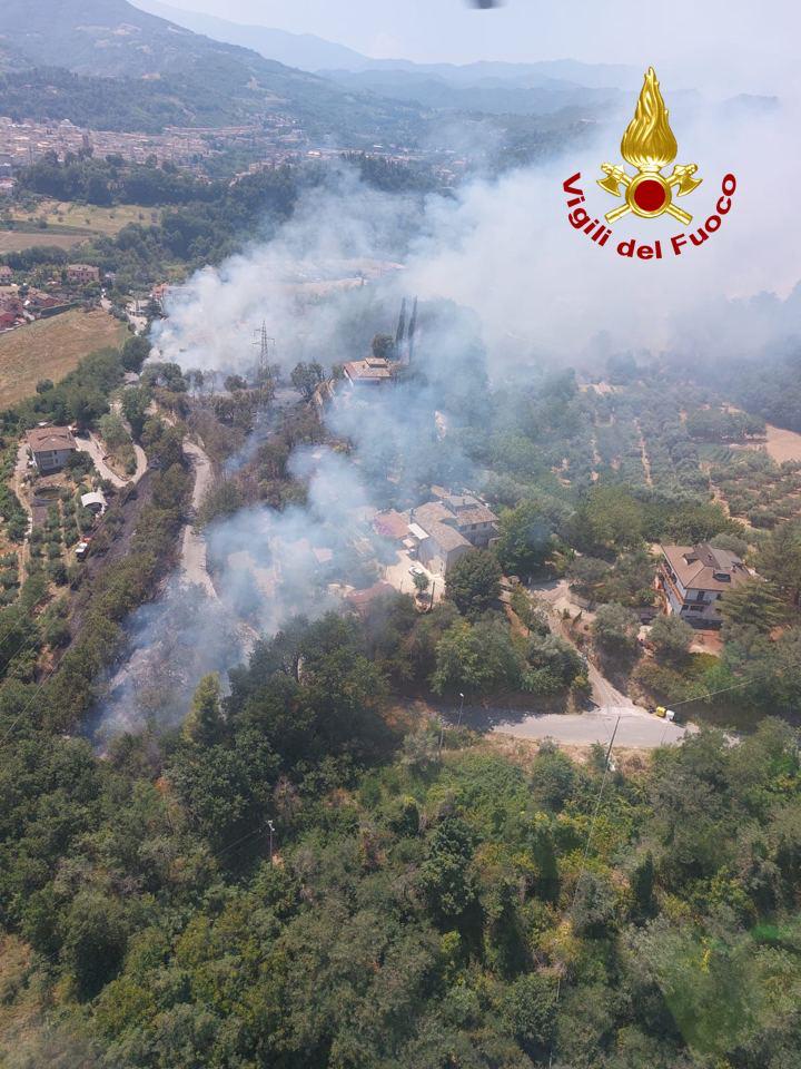 Bosco e vegetazione a fuoco, evacuate alcune abitazioni di Vallevenere