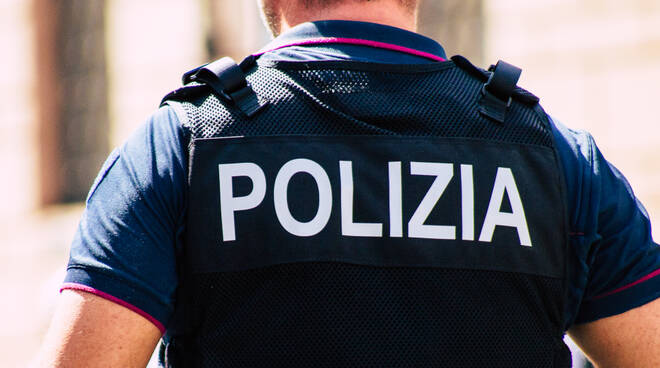Ancona – Lui saluta un’altra, lei si arrabbia e scoppia la rissa: interviene la polizia