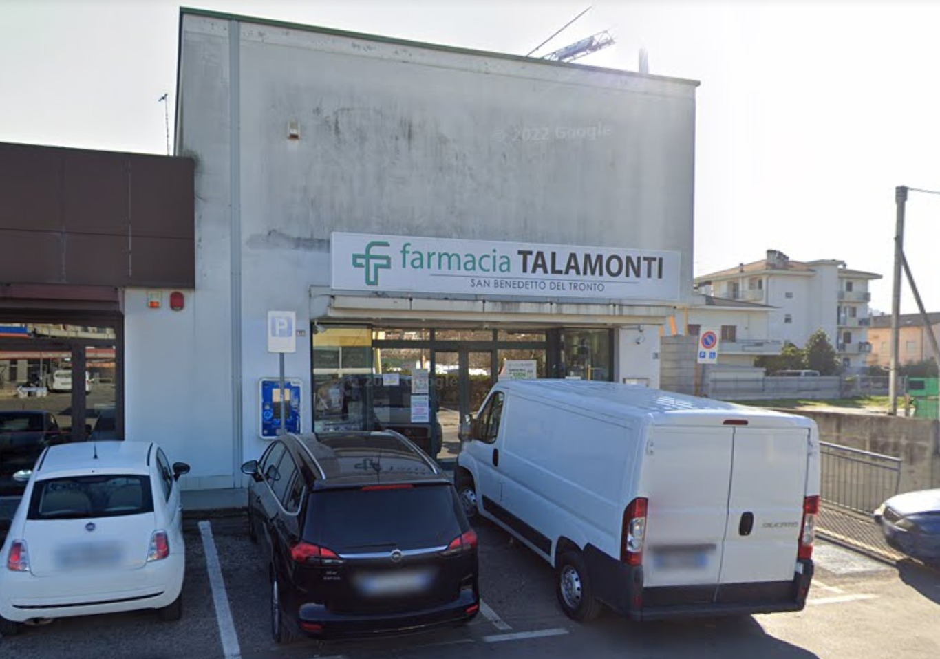 Porto d’Ascoli, si mimetizza tra i clienti poi tira fuori il cacciavite: rapina alla farmacia Talamonti