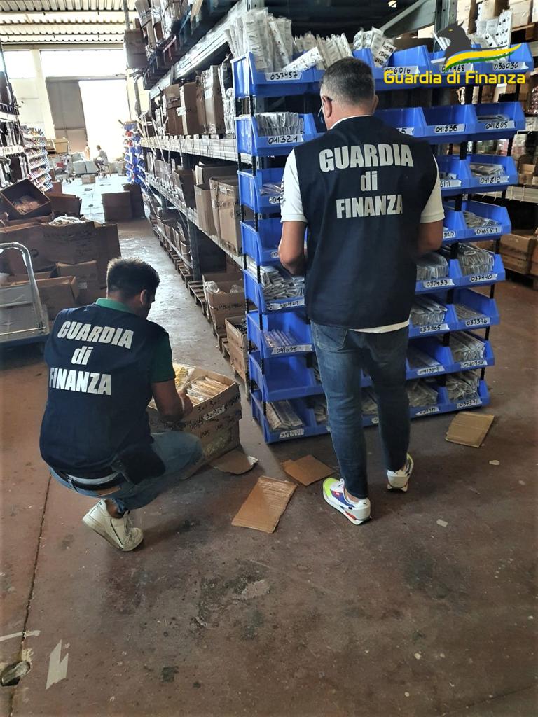 Pescara – Maxi operazione della finanza, sequestrati oltre 130mila articoli contraffatti