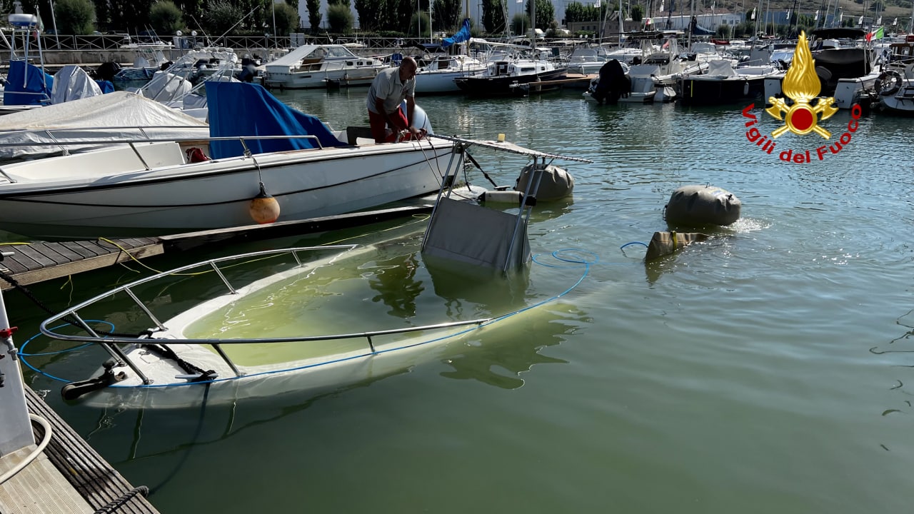 Ancona – Affonda imbarcazione, recuperata dai vigili del fuoco al porto turistico