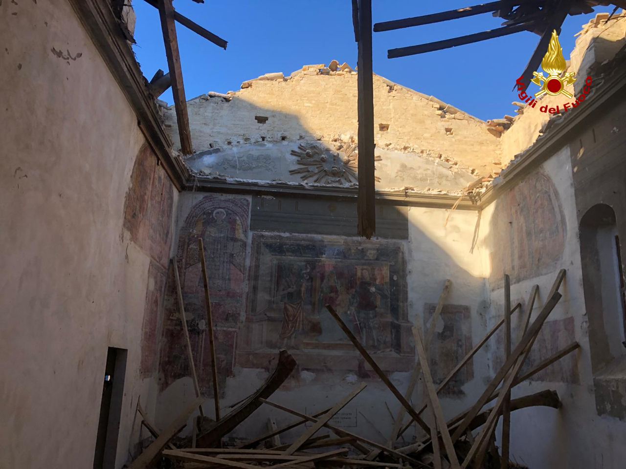 Montappone, crolla il tetto della chiesa sconsacrata: area perimetrata e beni recuperati