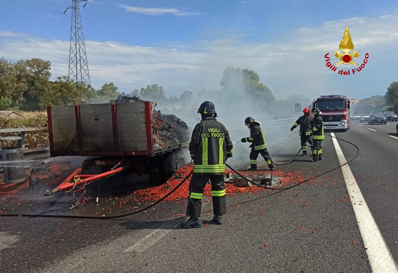 Rimorchio di un camion a fuoco in autostrada