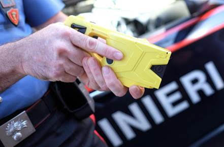 Aggredisce i carabinieri con un coltello: arrestato grazie al “taser”