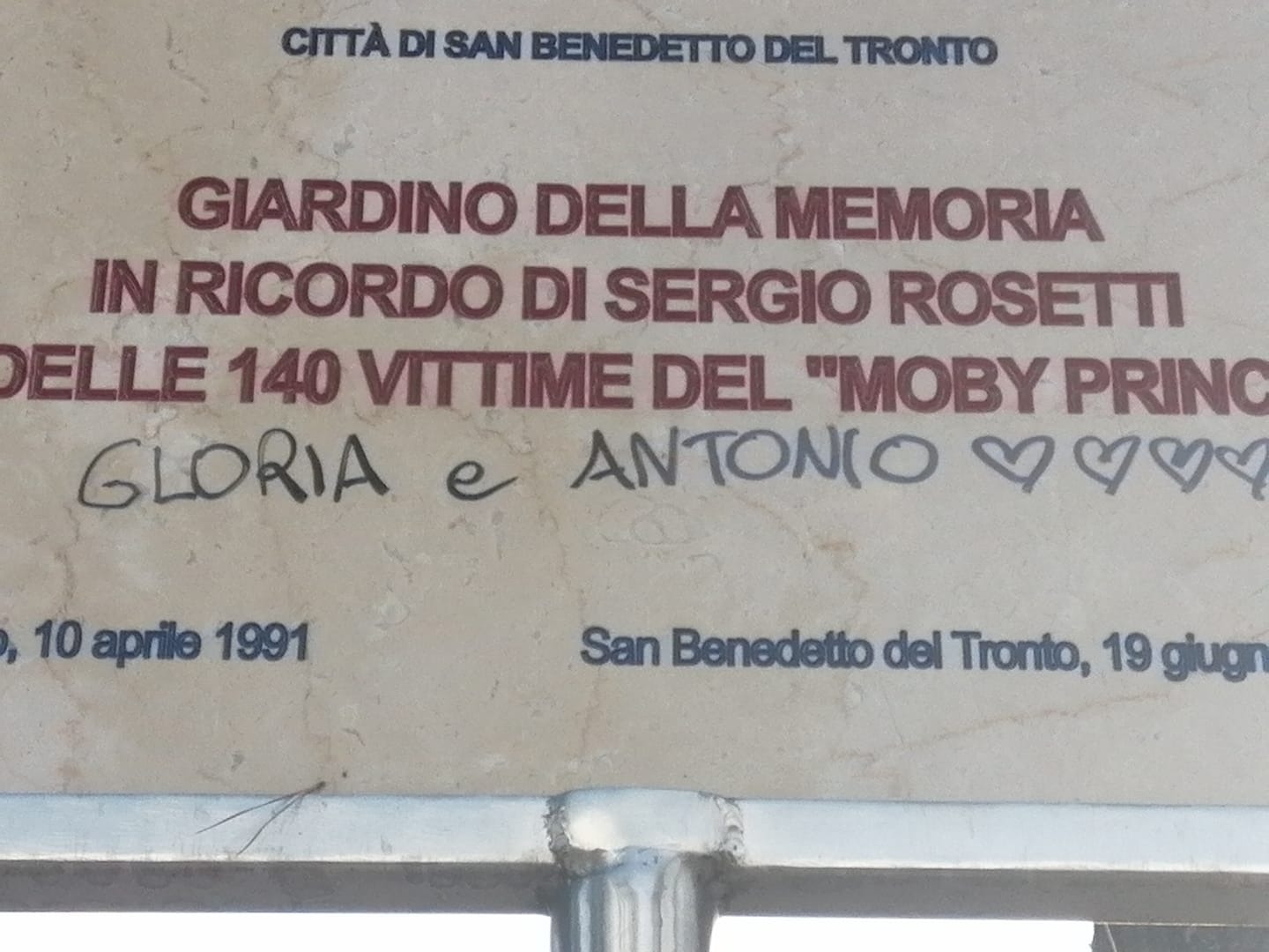 San Benedetto – Imbrattata la targa in memoria di Sergio Rosetti e delle vittime del Moby
