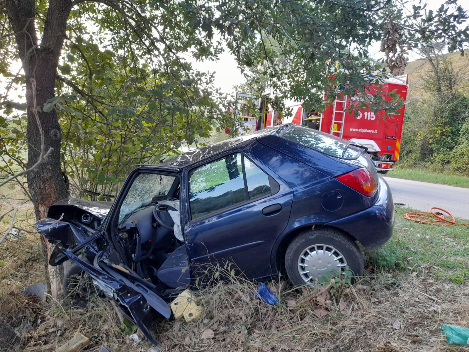 Nereto – Auto contro albero, ferito conducente