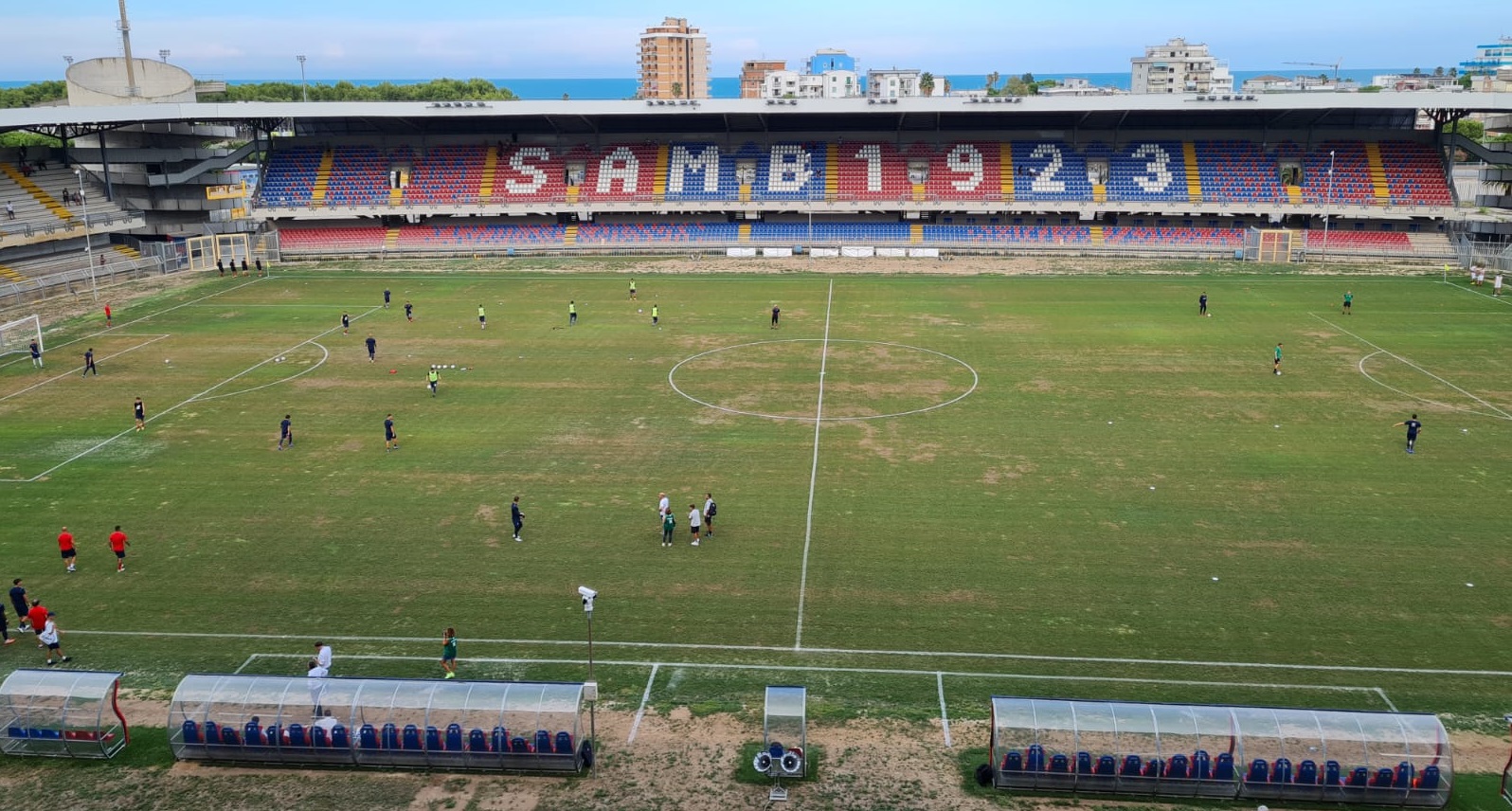 Samb: riaperto il Riviera tra sporcizia, erbacce e un prato impresentabile