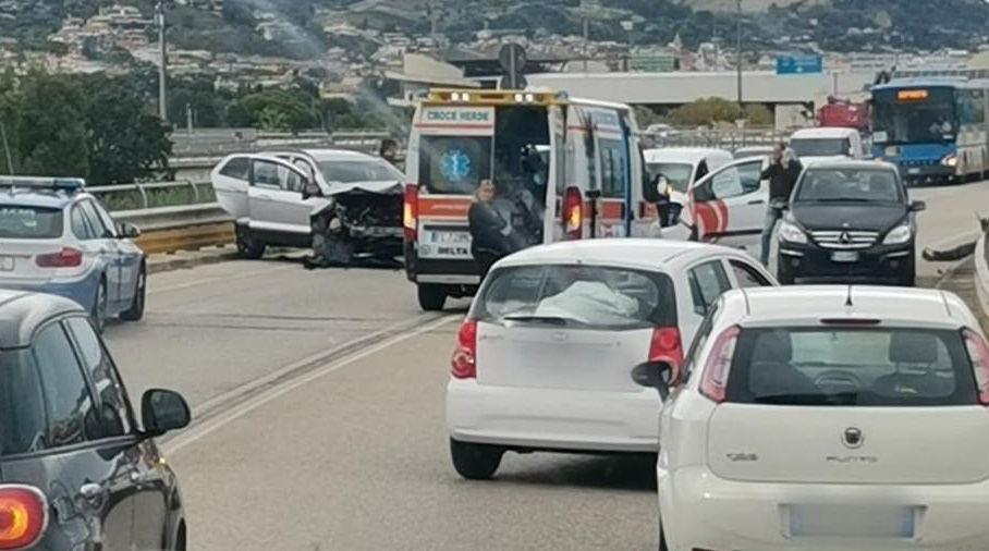 Si sente male e finisce nell’altra corsia: brutto incidente a San Benedetto