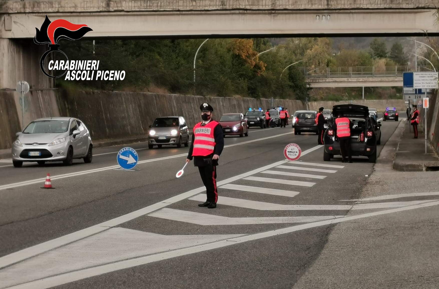 Guida pericolosa con smartphone, Carabinieri: “tolleranza zero”