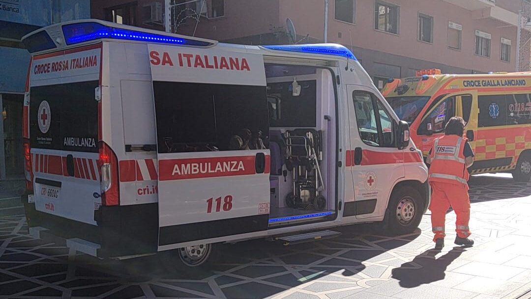 Folle irruzione di un’auto sul corso, a Lanciano. Due feriti