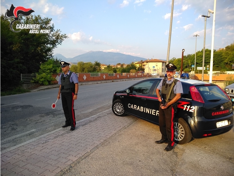 Guida con cellulari, stretta nei controlli dei carabinieri