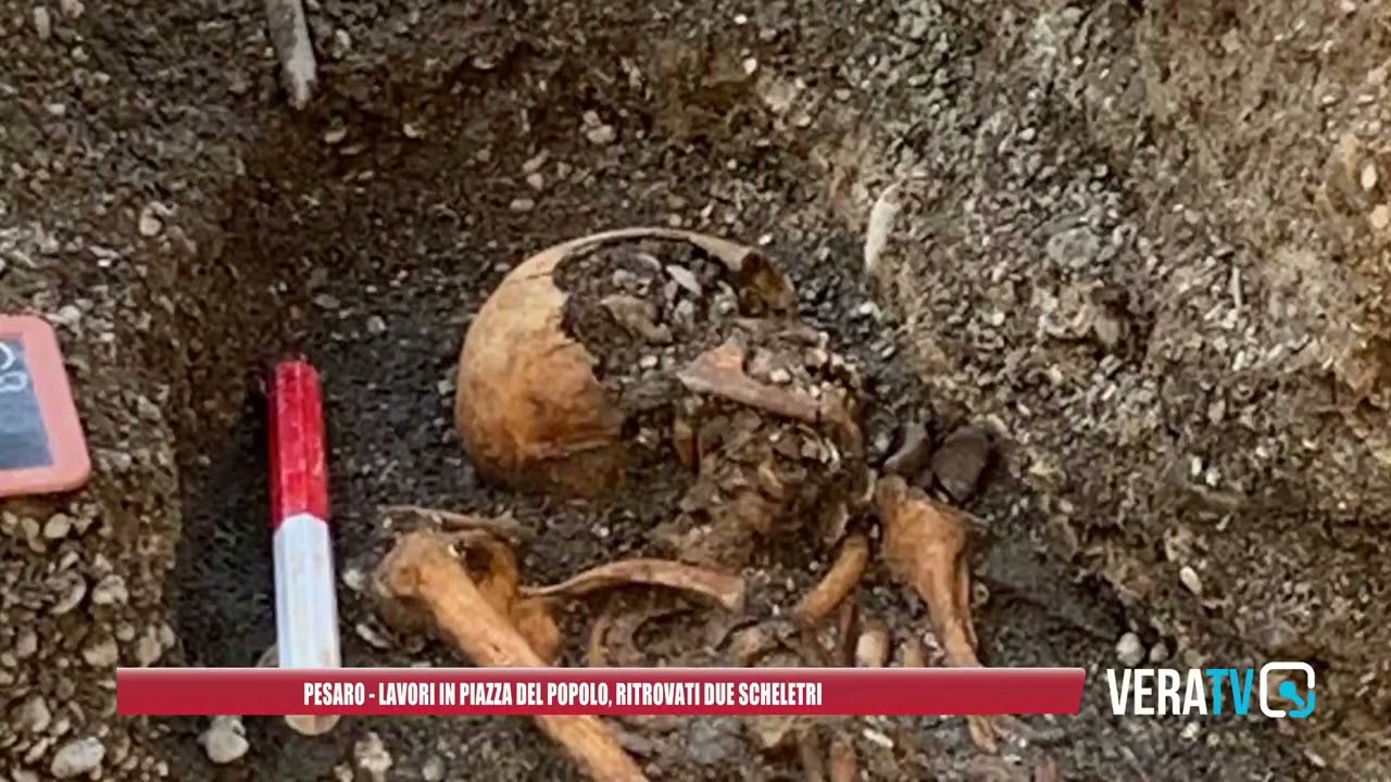 Pesaro – Lavori in piazza del Popolo, ritrovati due scheletri