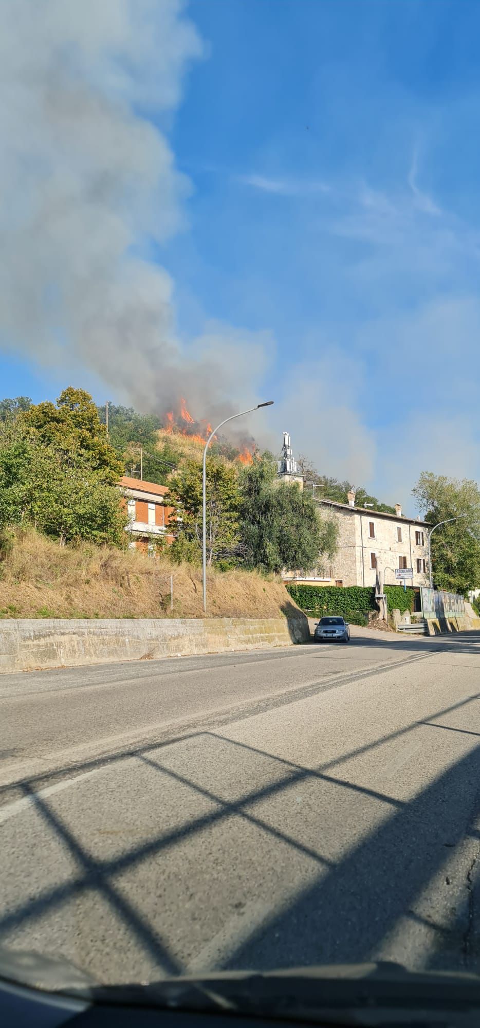Incendio ad Ascoli, fiamme sulla collina al bivio per Bellavalle