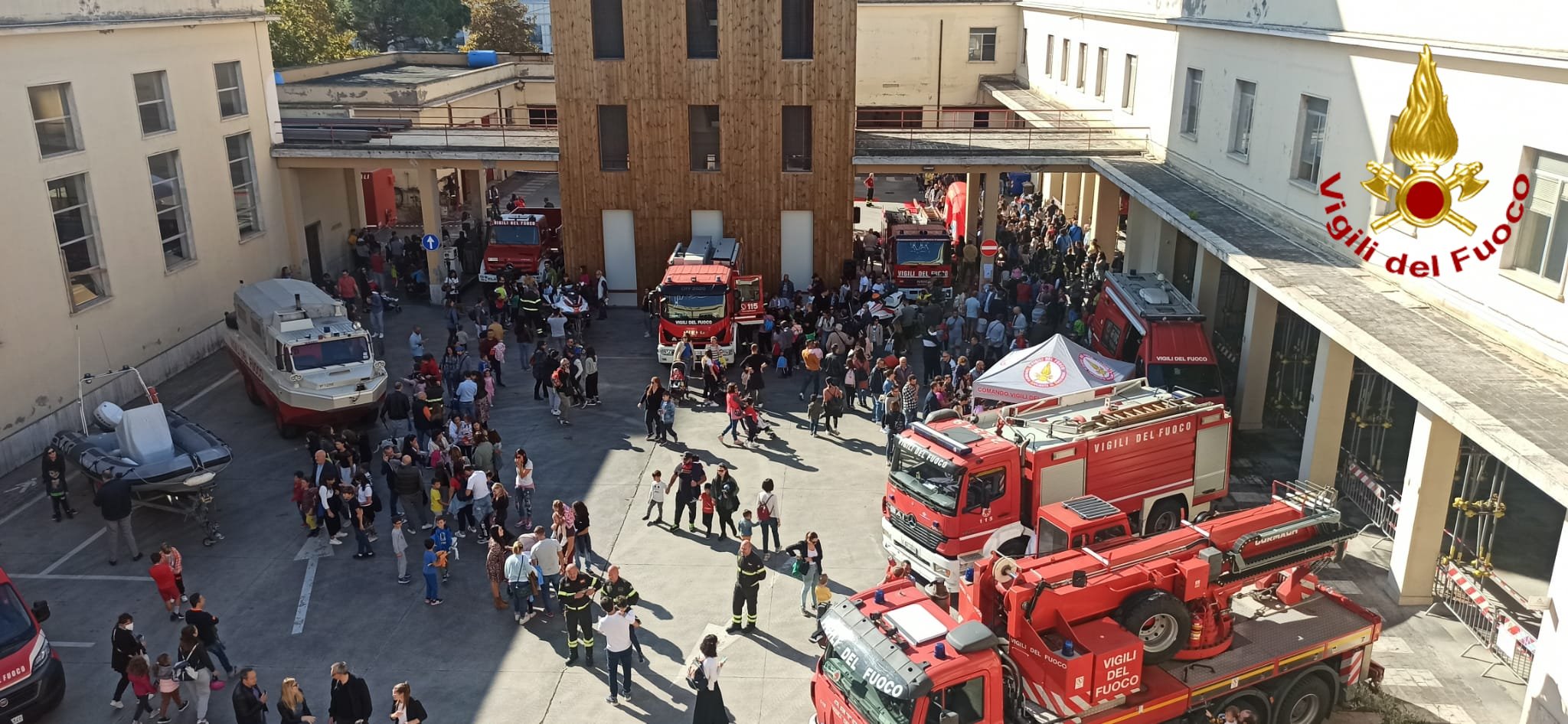 Caserma dei Vigili del Fuoco aperta al pubblico a Pescara, numerosa partecipazione dei cittadini