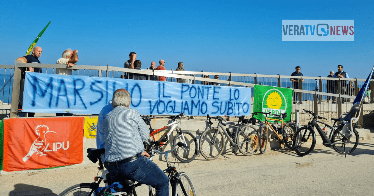 “Marsilio, noi il ponte lo vogliamo subito”: protestano partiti e cittadini
