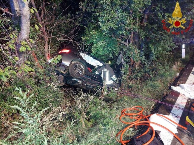 Auto finisce contro un albero: morto 21enne, tre giovani gravemente feriti
